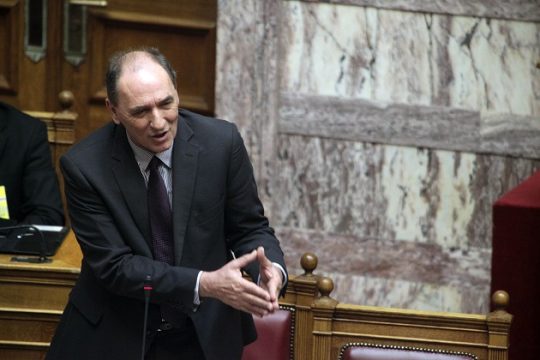 Προσωρινή αναστολή πώλησης «κόκκινων δανείων» από τη Βουλή