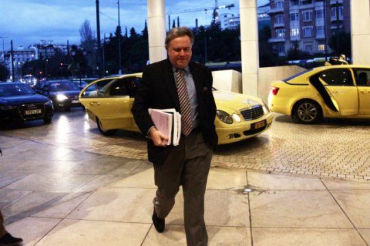 Το τσεκούρι στις επικουρικές σώζει προσωρινά τις κύριες συντάξεις