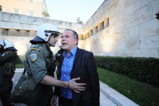 Ευθύνες σε πέντε αστυνομικούς για την επίθεση κατά Κουμουτσάκου