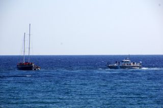 Καταδίωξη δουλεμπορικού από το Λιμενικό και σύλληψη δυο διακινητών