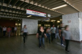 Η «ορφανή» τσάντα και η απείθεια κατά της αρχής