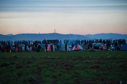 Σενάρια για εκκένωση πέντε νησιών από πρόσφυγες και μετανάστες