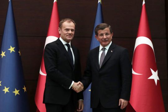 «Νταλαβέρι» πάνω στις πλάτες των προσφύγων