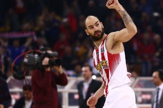 Ακροβατεί… σ’ ένα σχοινί
