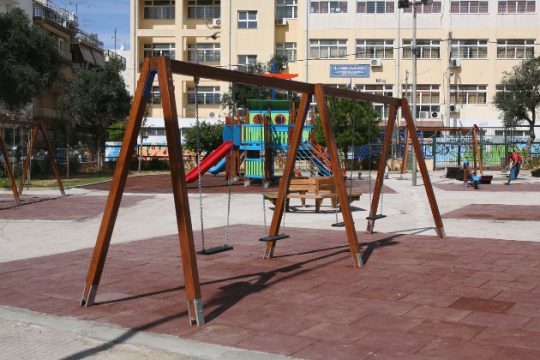 Δώδεκα παιδικές χαρές στα παιδιά του Πειραιά