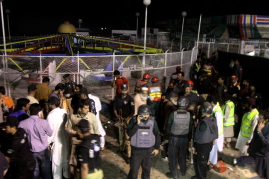 Καμικάζι σκότωσε γυναικόπαιδα στο Πακιστάν
