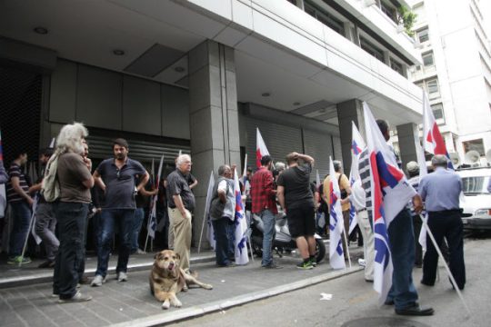 Συμβολική κατάληψη του υπ. Οικονομικών από το ΠΑΜΕ