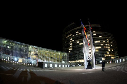 Και ο ευρωβουλευτής θέλει τη… λιμουζίνα και τον οδηγό του