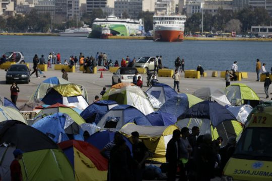 Κυβερνητική σύσκεψη εν μέσω των εξελίξεων στο προσφυγικό