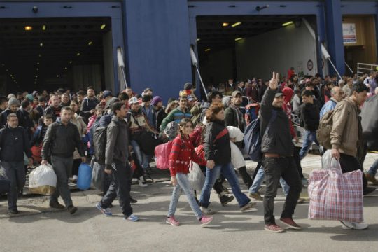 Έρευνα για κρούσματα εκμετάλλευσης προσφύγων στον Πειραιά