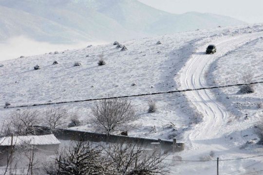 Χιονόπτωση και προβλήματα στο οδικό δίκτυο της Πέλλας