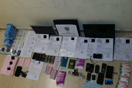 Εξάρθρωση κυκλώματος πλαστών εγγράφων για πρόσφυγες