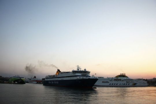 Πολλοί… άνθρωποι στη θάλασσα