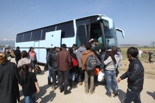Εκατοντάδες πρόσφυγες εγκαταλείπουν την Ειδομένη