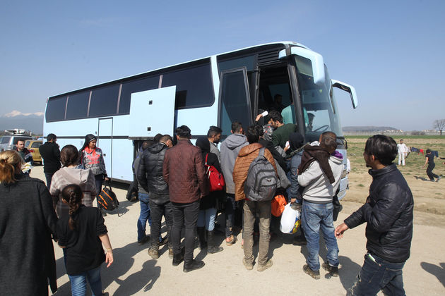 Εκατοντάδες πρόσφυγες εγκαταλείπουν την Ειδομένη