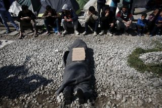 Εγκλωβισμένοι άνθρωποι και συρμοί