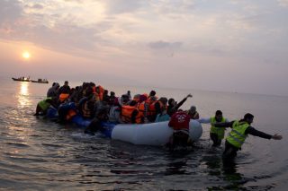 «Εγκαίνια» με θανάτους κι εκατοντάδες αφίξεις