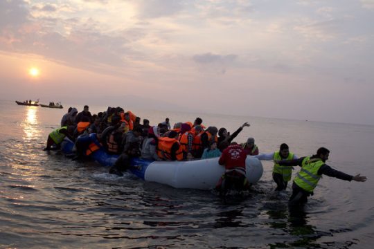 «Εγκαίνια» με θανάτους κι εκατοντάδες αφίξεις