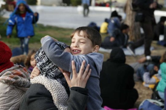 Προσφορά της ΠΟΕΣΥ στα προσφυγόπουλα