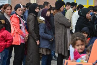 Πρώτα εκκένωση των νησιών και μετά διαλογή