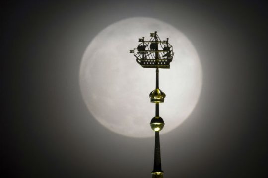 Το φεγγάρι κάποτε «έγειρε»