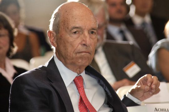 «Ας απευθυνθεί στο κόμμα του και τη ΝΔ»