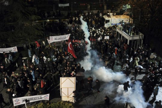 Kαταστολή διαδήλωσης για την Zaman από την τουρκική αστυνομία