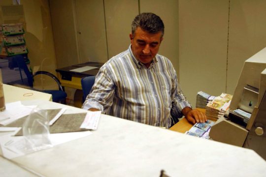 Με περιορισμούς οι συναλλαγές στις τράπεζες ελέω Καθολικού Πάσχα