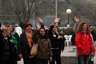 Αποχαιρετισμός με συγκίνηση και «ευχαριστώ»