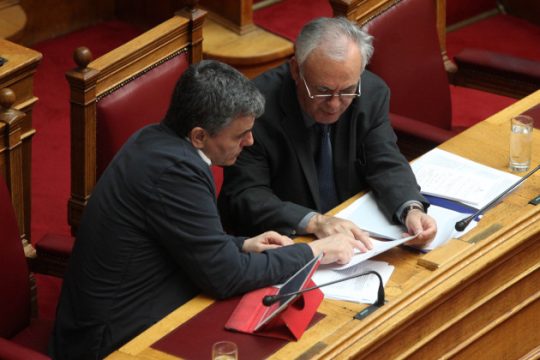 Κόντρα για τις απευθείας αναθέσεις