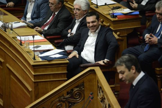 Ικανοποίηση στο Μαξίμου για τη σύγκρουση στη Βουλή