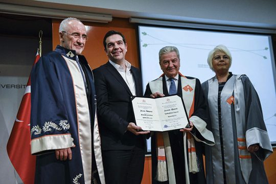 Αλήθειες και ψέματα για… διδακτορικό στη Βουλή
