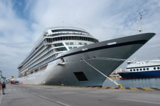 Στο λιμάνι του Πειραιά το «Viking Sea»