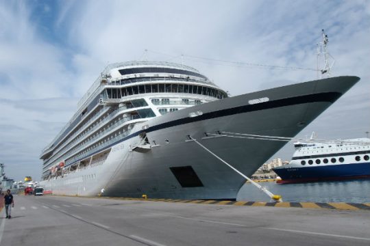 Στο λιμάνι του Πειραιά το «Viking Sea»