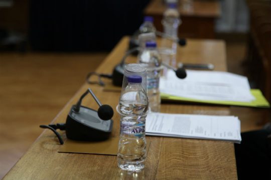 Προεξοφλούν πριν ακούσουν