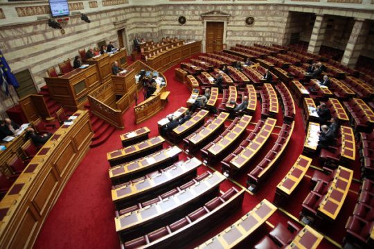 Πέρασε το νομοσχέδιο για διαφάνεια σε διαφημιστικές δαπάνες τραπεζών