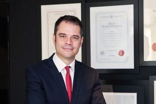Ενας οφθαλμίατρος που βλέπει πολύ μακριά