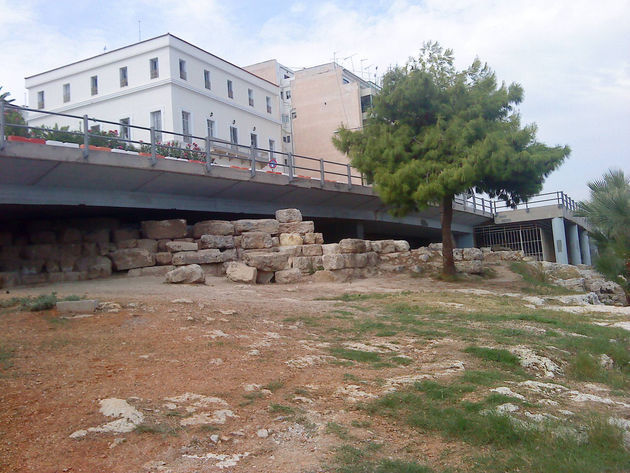 Ασφυκτιούν τα αρχαία στη Μαρίνα Ζέας