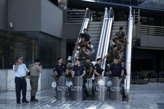 Mega με ζοφερό και αβέβαιο μέλλον