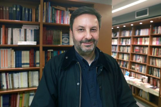 Μήπως να κρατούσα μόνο ένα βιβλίο;