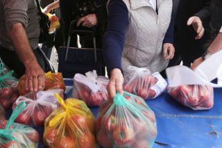 Βυθιζόμαστε στη φτώχεια