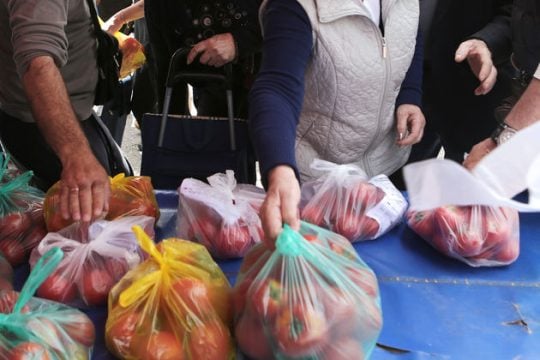 Βυθιζόμαστε στη φτώχεια