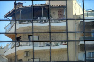 Με το σταγονόμετρο τα στεγαστικά