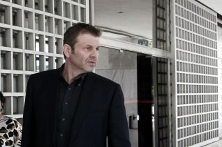 Αυτός είναι ομοφυλόφιλος, εσύ είσαι κερατάς. Ποιος είναι πιο μάγκας;