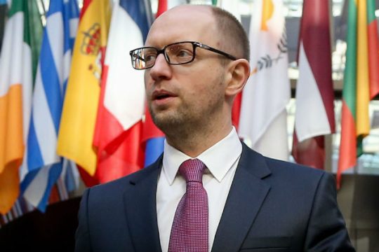 Παραίτηση Γιατσενιούκ εν μέσω πιέσεων