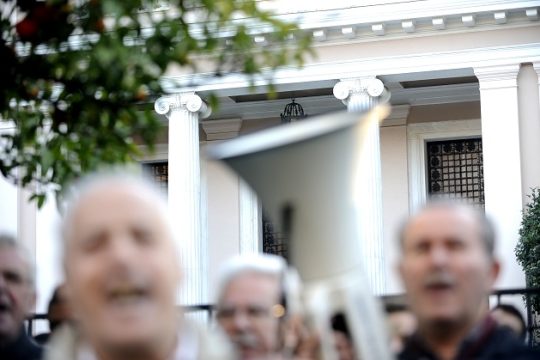 Ποιοι κερδίζουν και ποιοι χάνουν μετά το κούρεμα του αφορολόγητου