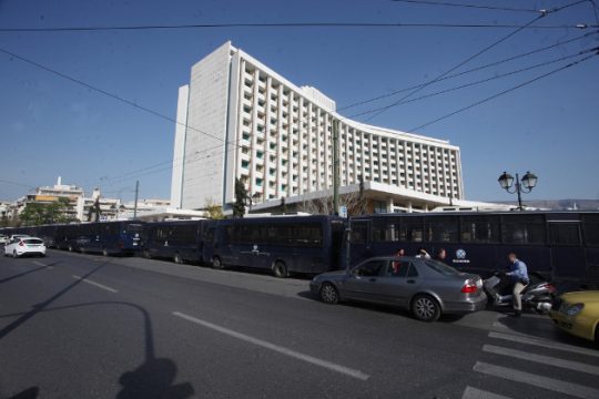 Πρωτοφανή αστυνομικά μέτρα έξω από το Χίλτον
