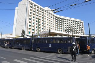 Τέσσερις μέσα 15 κλούβες έξω!