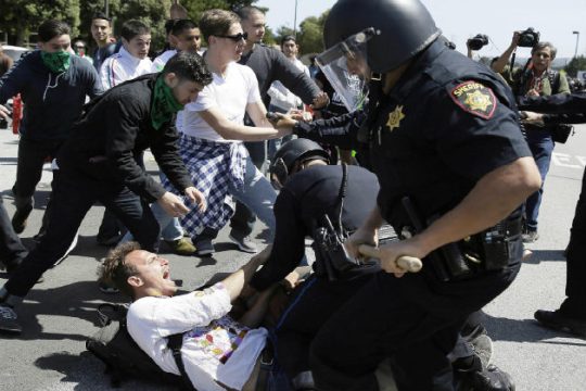 Επεισόδια και συλλήψεις σε διαδήλωση κατά του Τραμπ