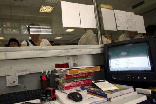 Πρέσα στους μισθούς δημοσίων υπαλλήλων